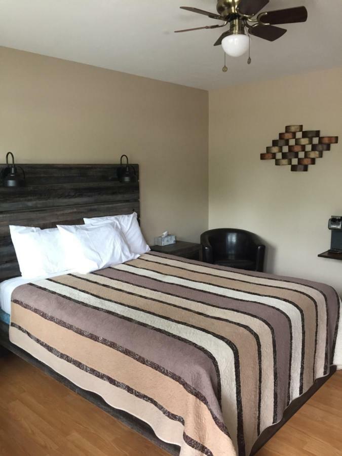 Kacee'S Northern Suites Форт-Нельсон Экстерьер фото